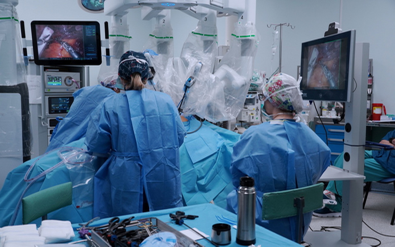 Torakochirurdzy z ŚCO operują pacjentów z rakiem płuca w asyście robota da Vinci
